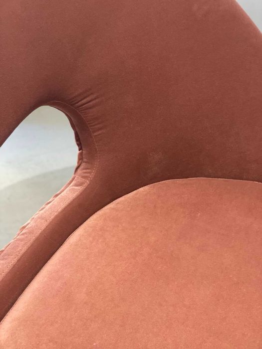 Двуместен диван с масивни крака