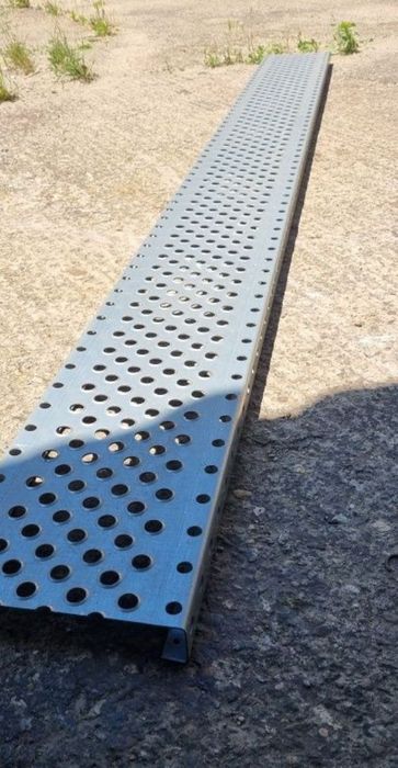 Trepte rigola pentru scara exterioară și bare laterale pentru scară.