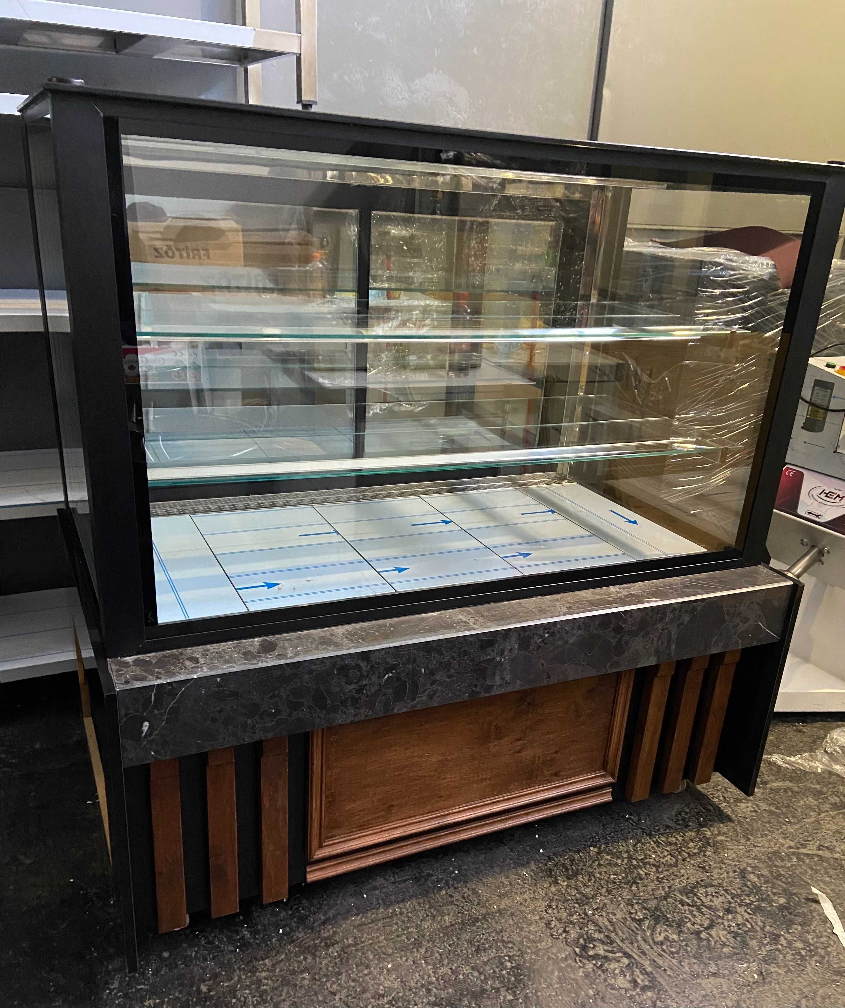 Vitrina Rece Pentru Prajituri 108 Cm / 150 Cm  In Stoc