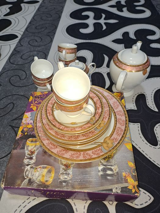 Продам посуды имеется чайный набор, пиалушки и многое другое