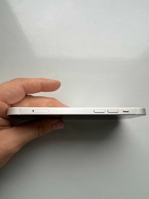 iPhone 12 128GB Бял - Отлично състояние, отключен, с кутия