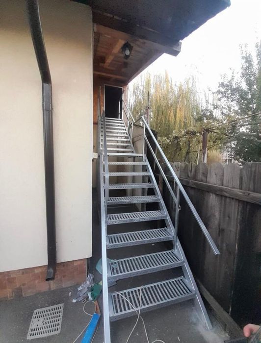 Scari zincate exterioare pe comanda