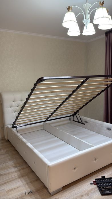 Продам кровать б/у с самовызовом с подьемнвм механизмом и матрасом