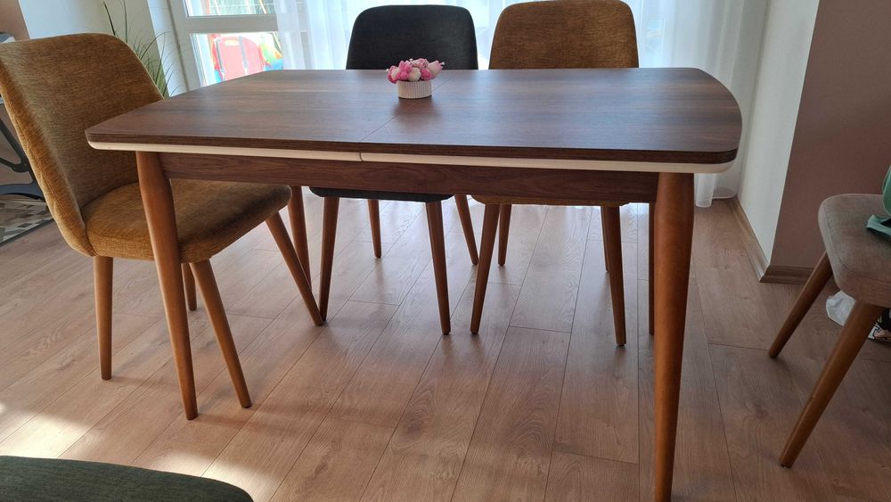 Трапезна маса без столове