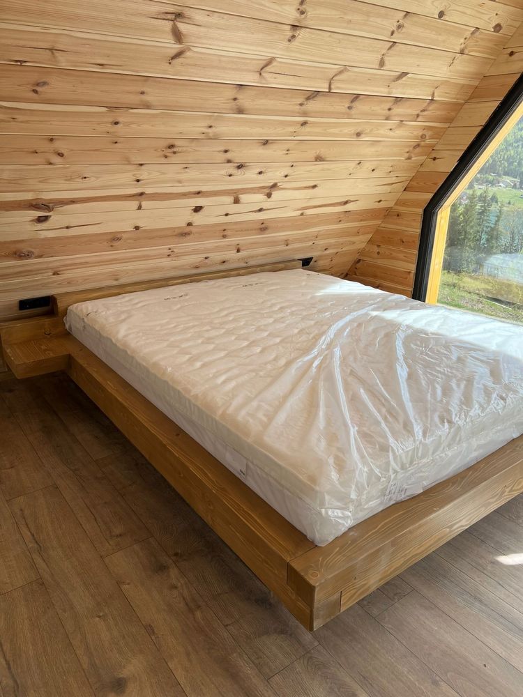 Pat din lemn masiv model plutitor ideal pentru Cabane