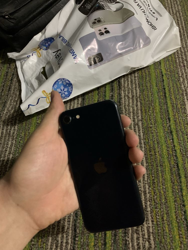 iphone SE 3.    .