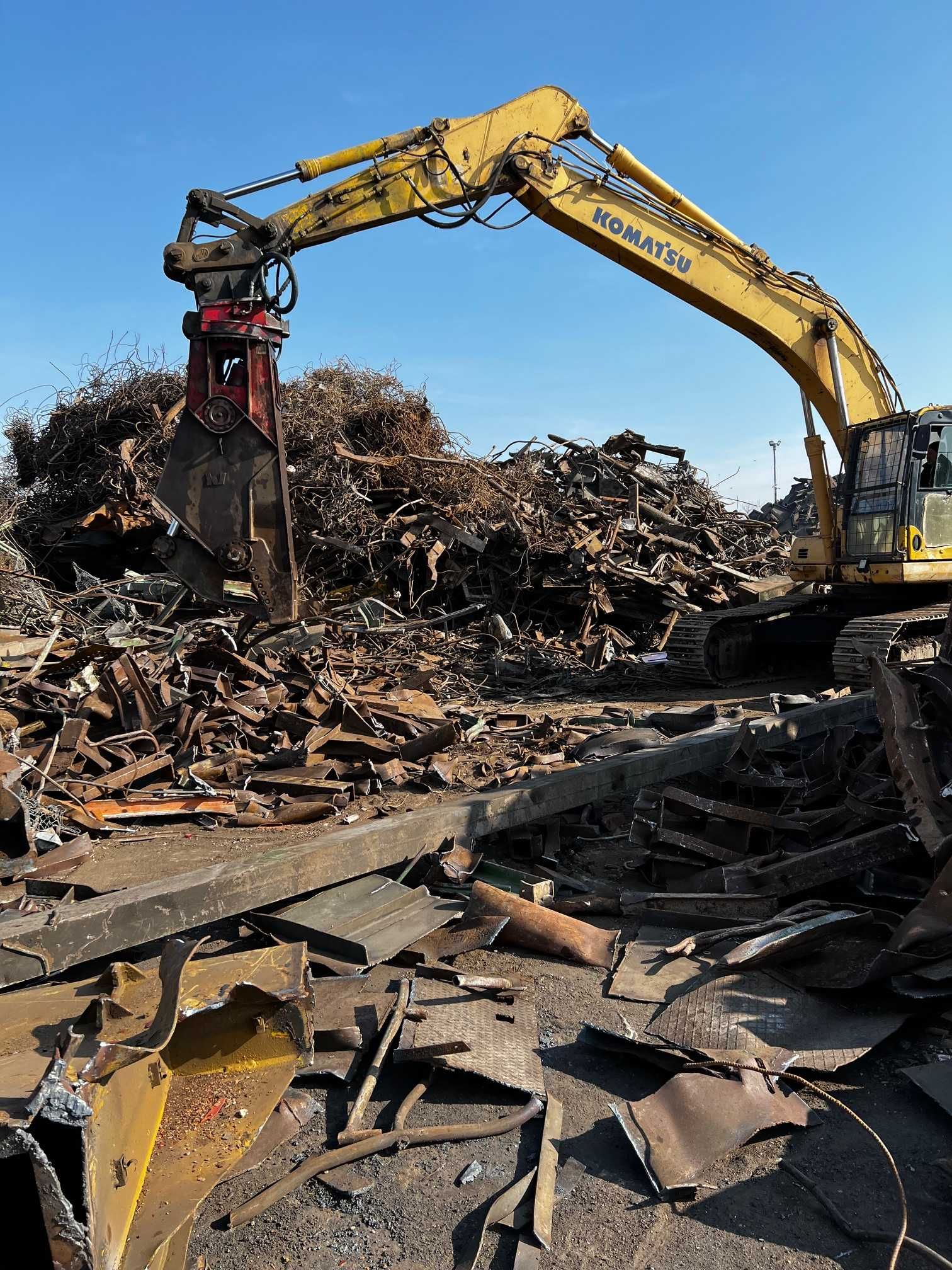 Excavator Komatsu cu foarfeca debitare