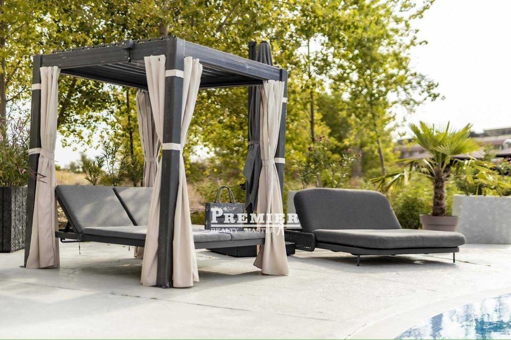 Двустаен със собствен “английски двор“, на метри от плажните дюни