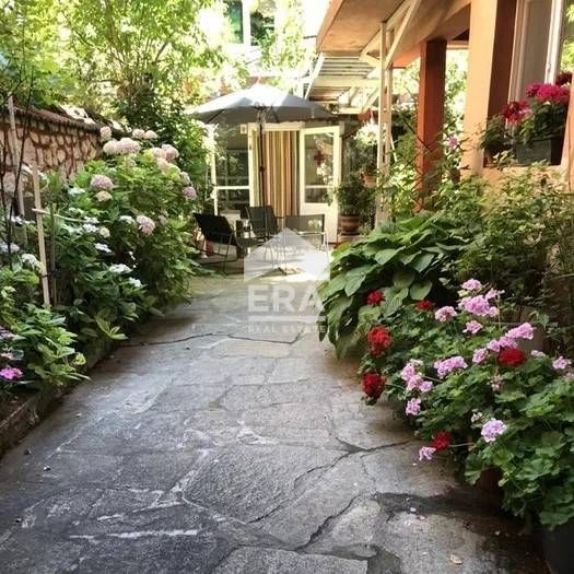 Триетажна къща с докторски кабинети в кв.Дружба