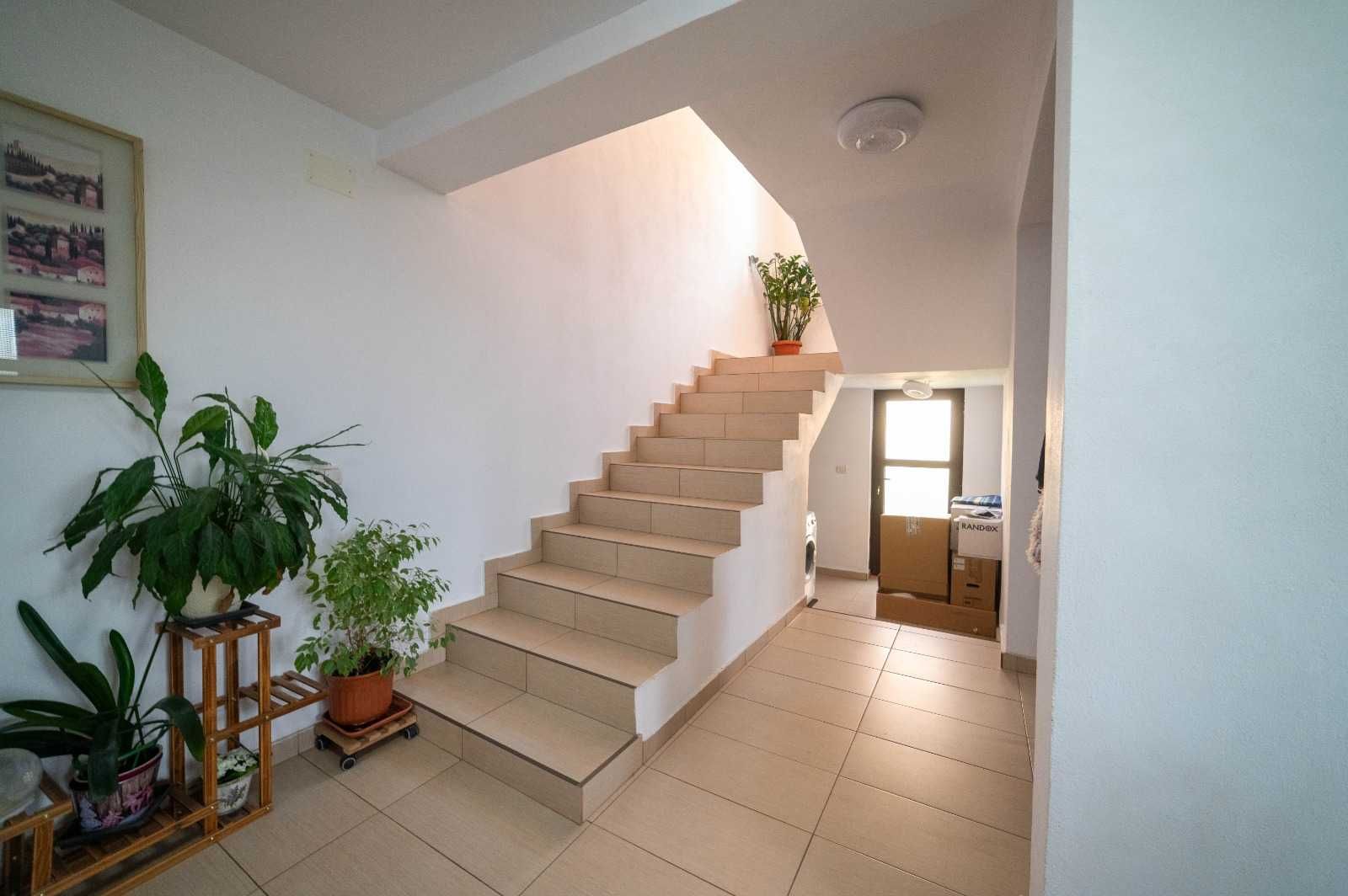 Casă Individuală P+1+M, 6 + 3 camere, 595 mp teren, zona Aradului