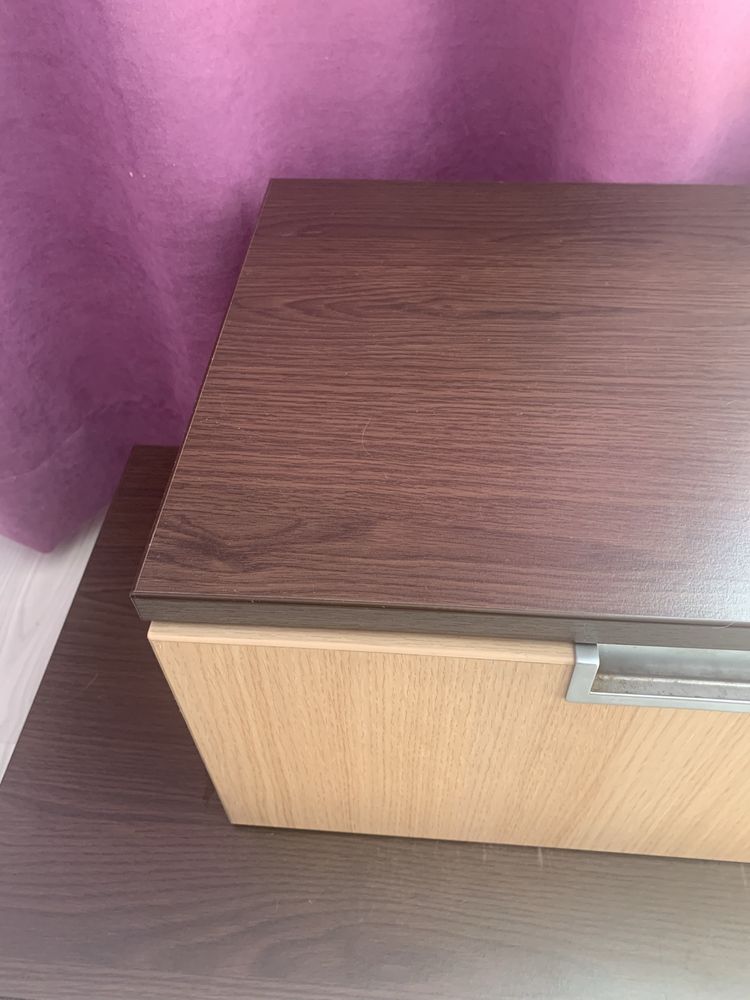 Продавам скрин и нощни шкафчета без забележки