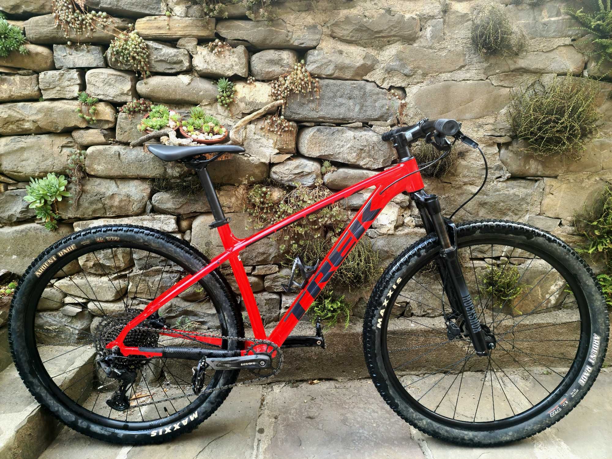Trek marlin 8 radioactive red, ML