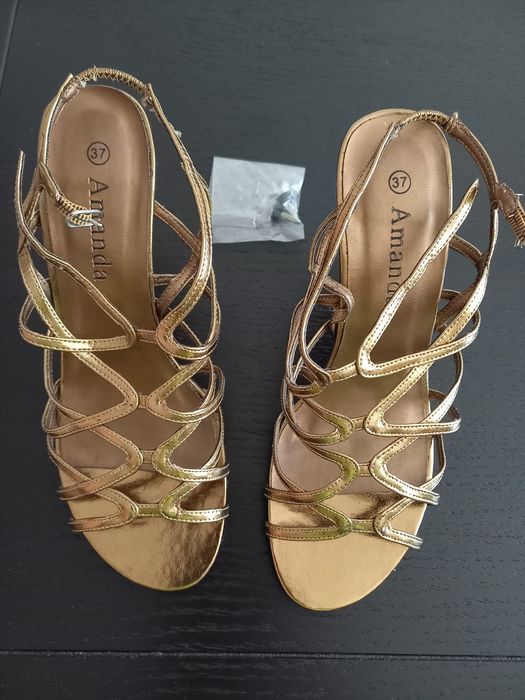 Sandale dame,cu toc,marimea 37. Pret.30 lei.