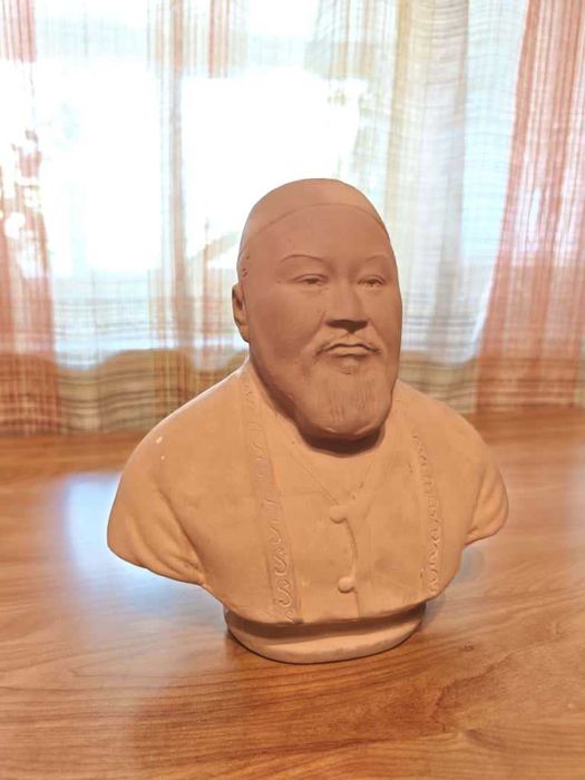 Сувениры ручной работы — бюст Абая из красной глины