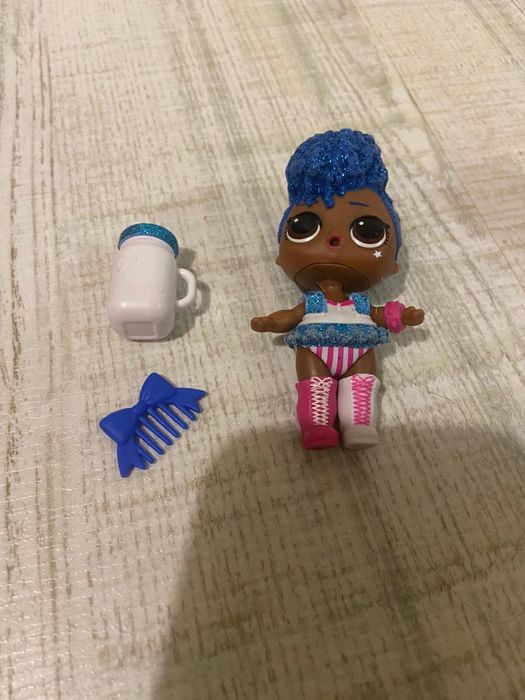 Set papusa LOL cu masuta de machiat