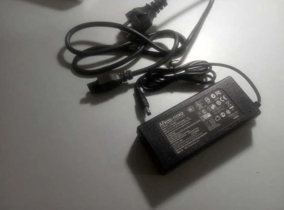 для многих ноутбуков блок питания