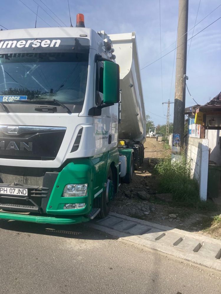 Utilaje de inchiriat: autogreder, buldoexcavator, camion