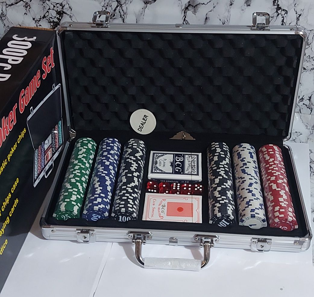 Игра в покер 300 фишек. Покерный набор в кейсе.  Poker game + карты
