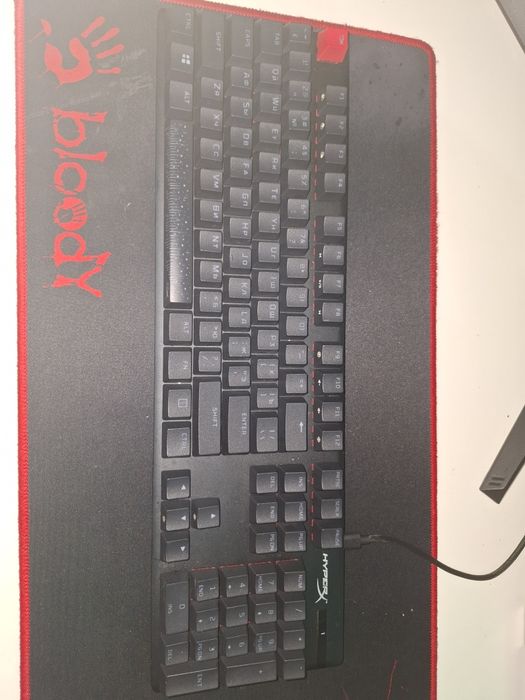 Клавиатура hyperx 100% размера, мышка от hyperx и коврик от bloody