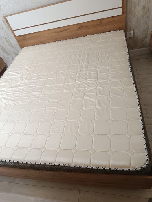 Породам двхуспальную кровать , и комод