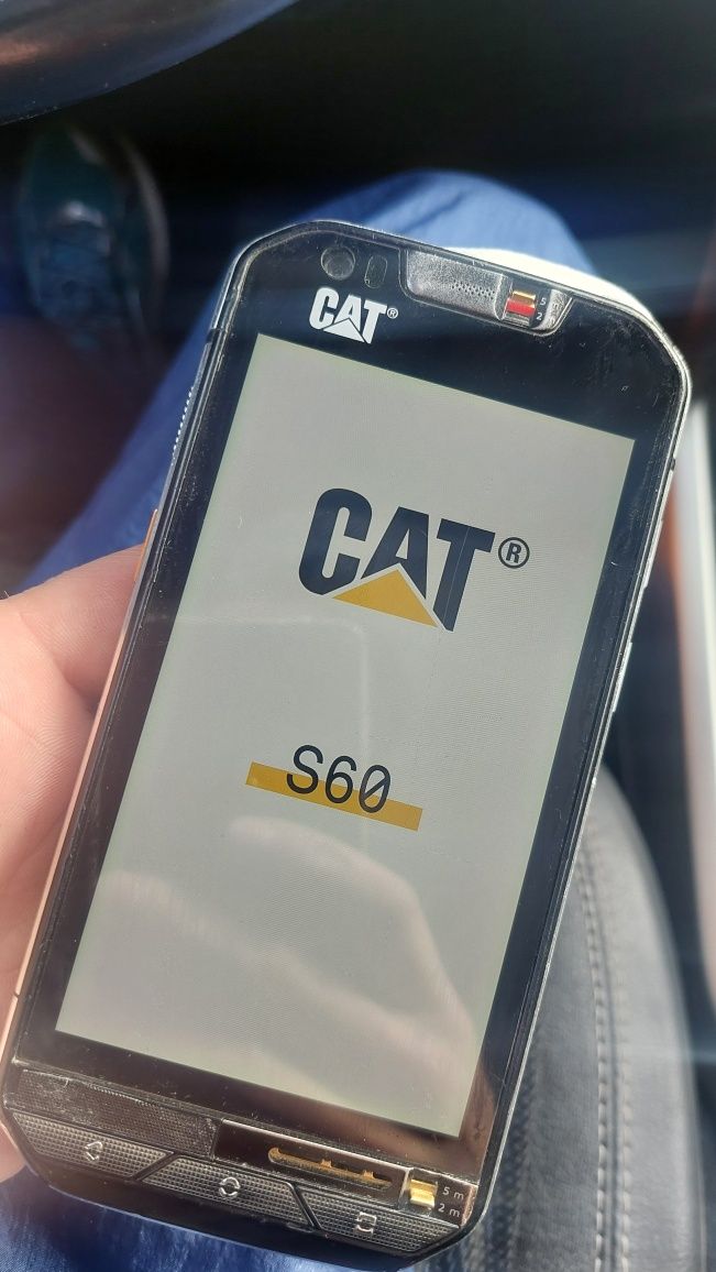 Telefon CAT S60 la cutie