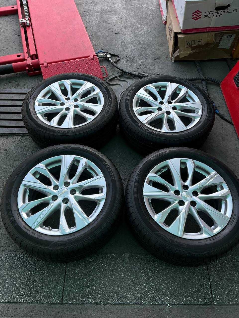 BU/U Tracker 2 Saka diska 17R 5/105 Bars 215/55R17 UZ200