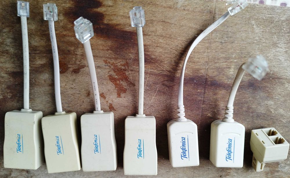 Стационарни телефони - 3(три), букси, розетки, кабели