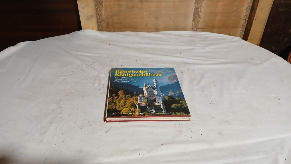 Книга с замък на руски