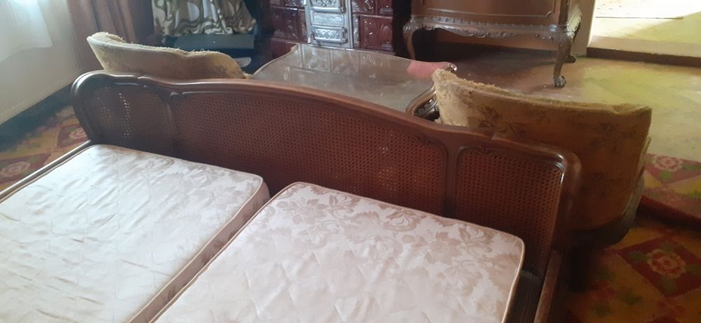 Mobilā veche în stare foarte bunā