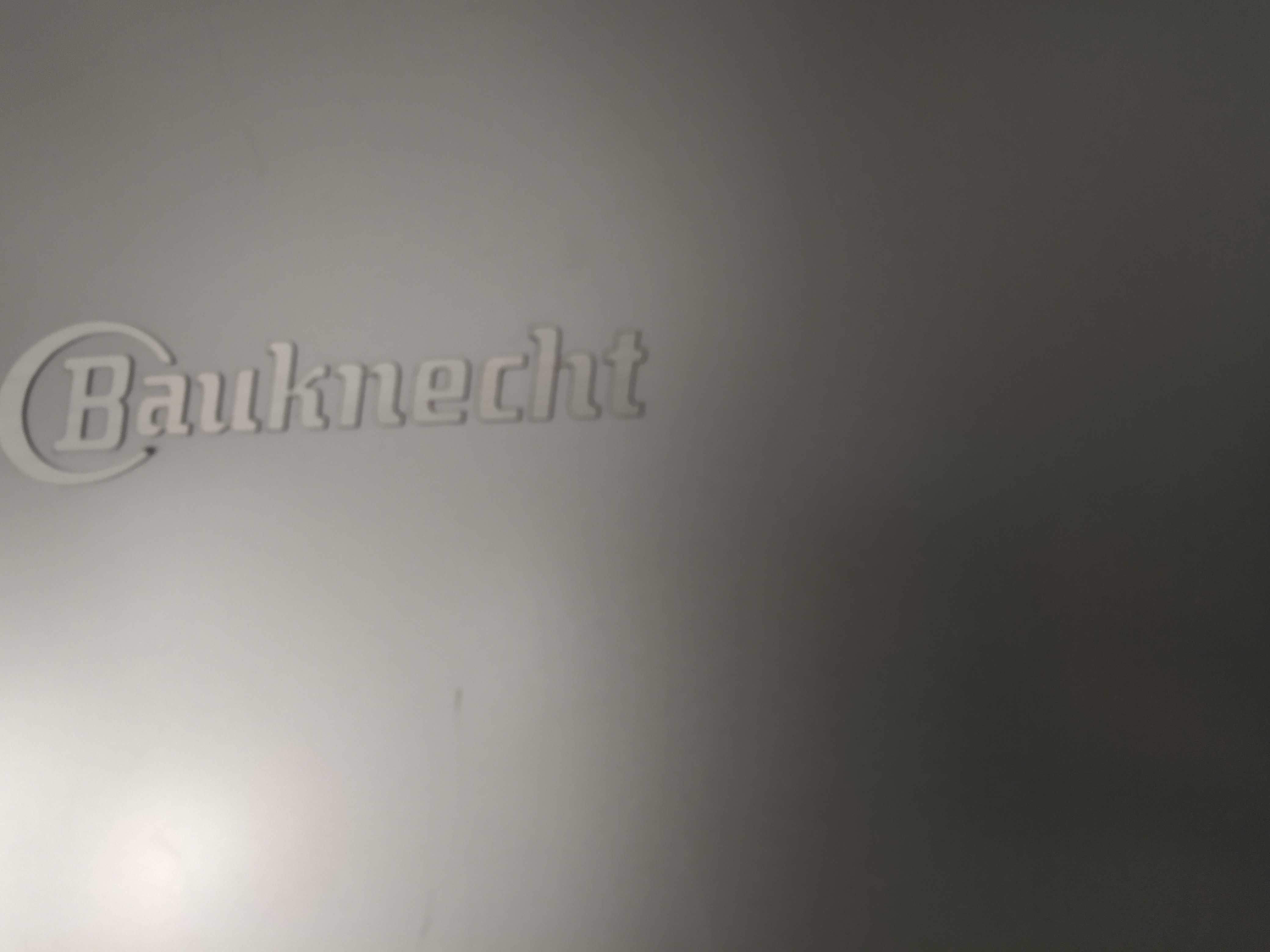Хладилник bauknecht.