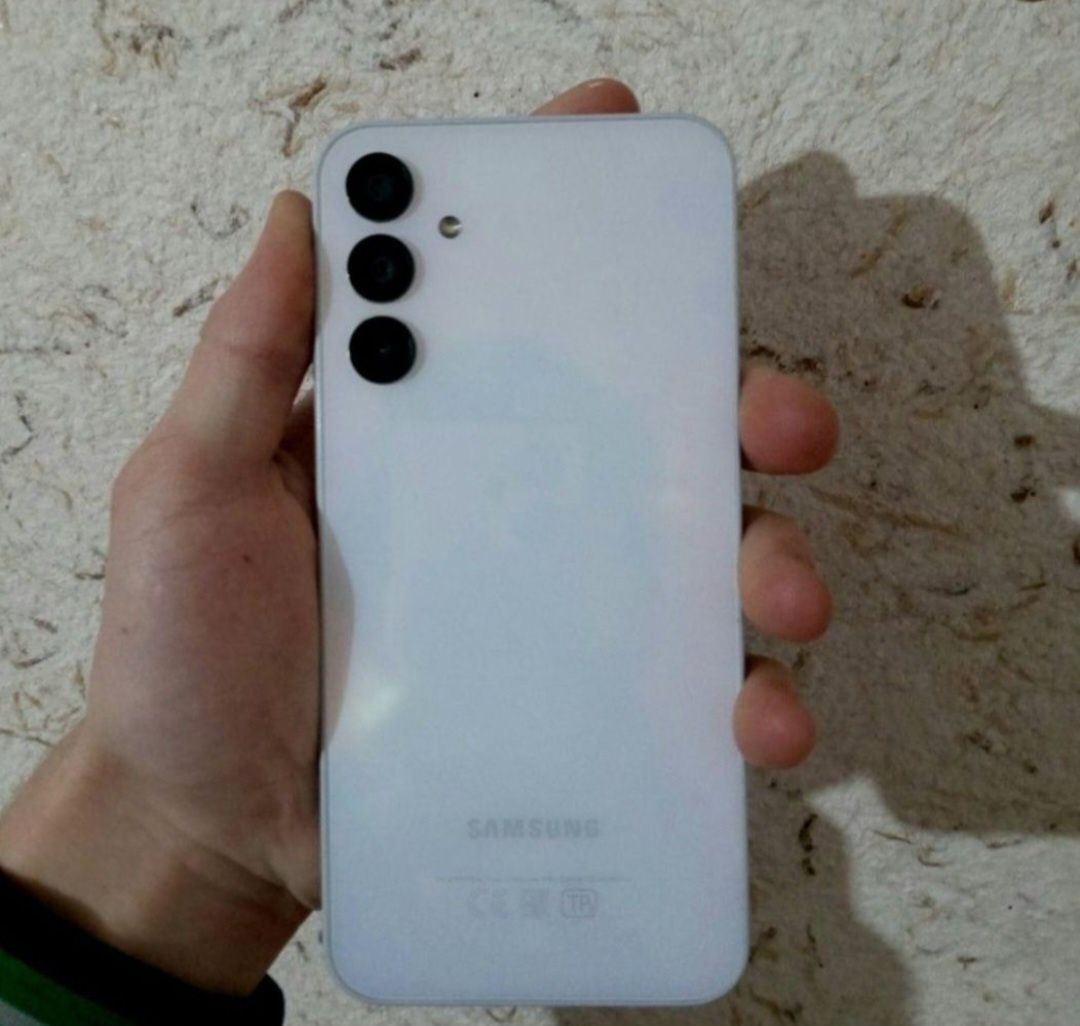 Assalom alekum telefon sotiladi Original Samsung a15 6.128gb Oq White