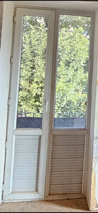 Пластиковые двери с косяком.жд вокзал