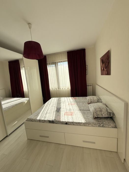 Трикрилен гардероб с плъзгащи врати и спалня