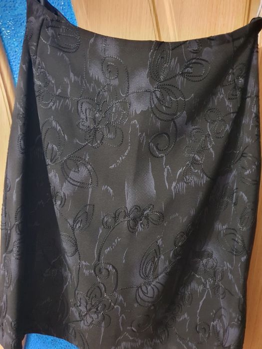 Costum format din sacou și fusta,culoare neagra cu reflecții argintii
