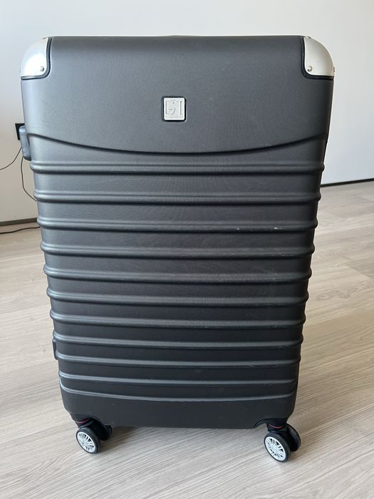 Чемодан дорожный на поворотных колесиках