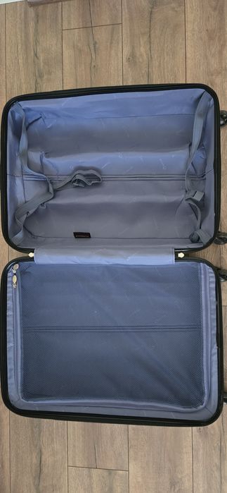 Черен пластмасов куфар