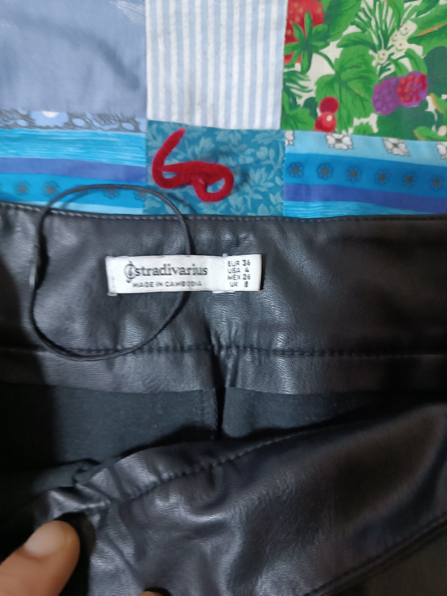 Pantaloni piele ecologică marca Stradivarius mărimea S.