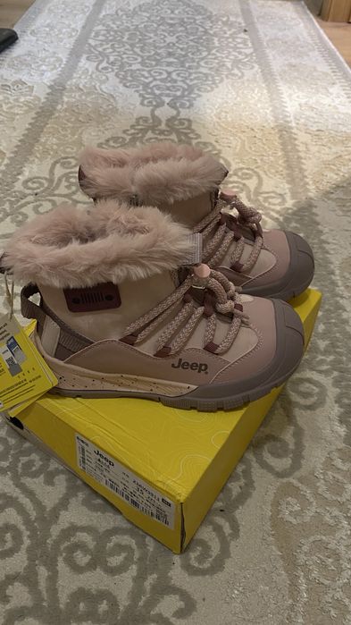 Продам новые зимние ботиночки Jeep для девочки