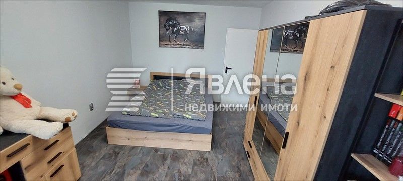 Просторен 2-стаен апартамент с голяма остъклена тераса