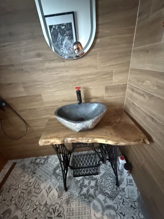 Маси, плотове, рафтове, подноси и дъски за рязане от епокс и дърво