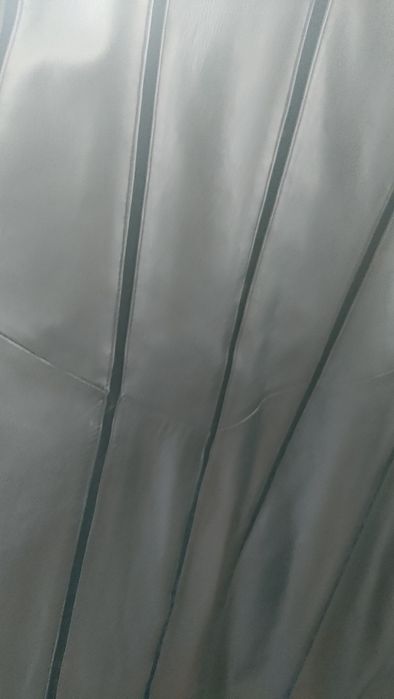 Haina de piele de culoare neagra.