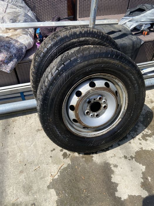 De vanzare 2anvelope cu jante 215 70r15 si una continental