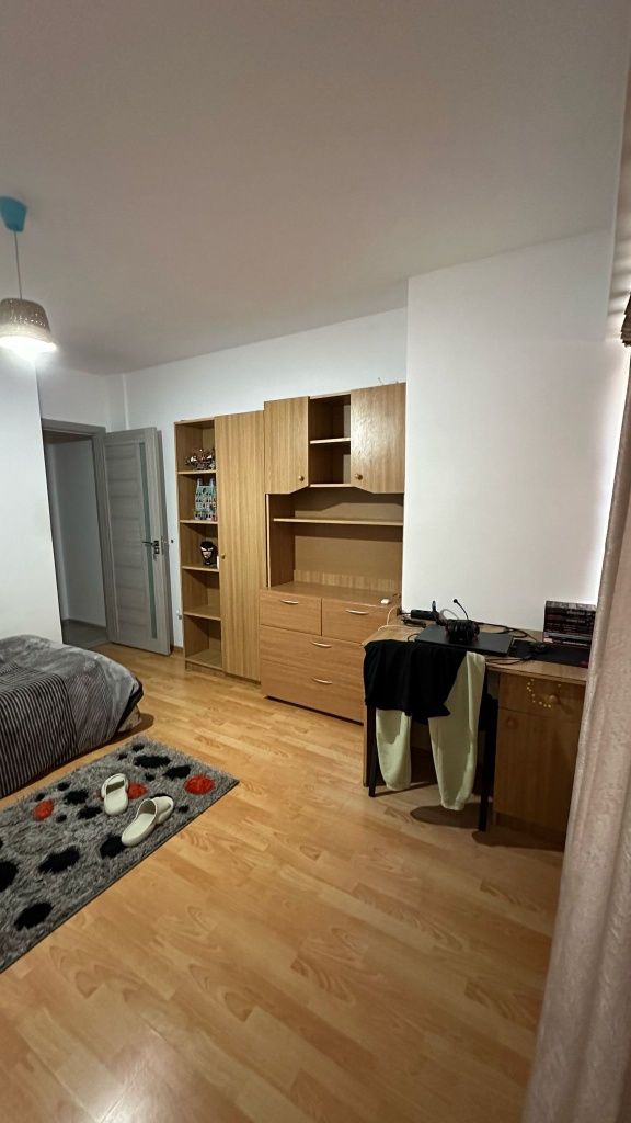 Apartament 4 camere de închiriat