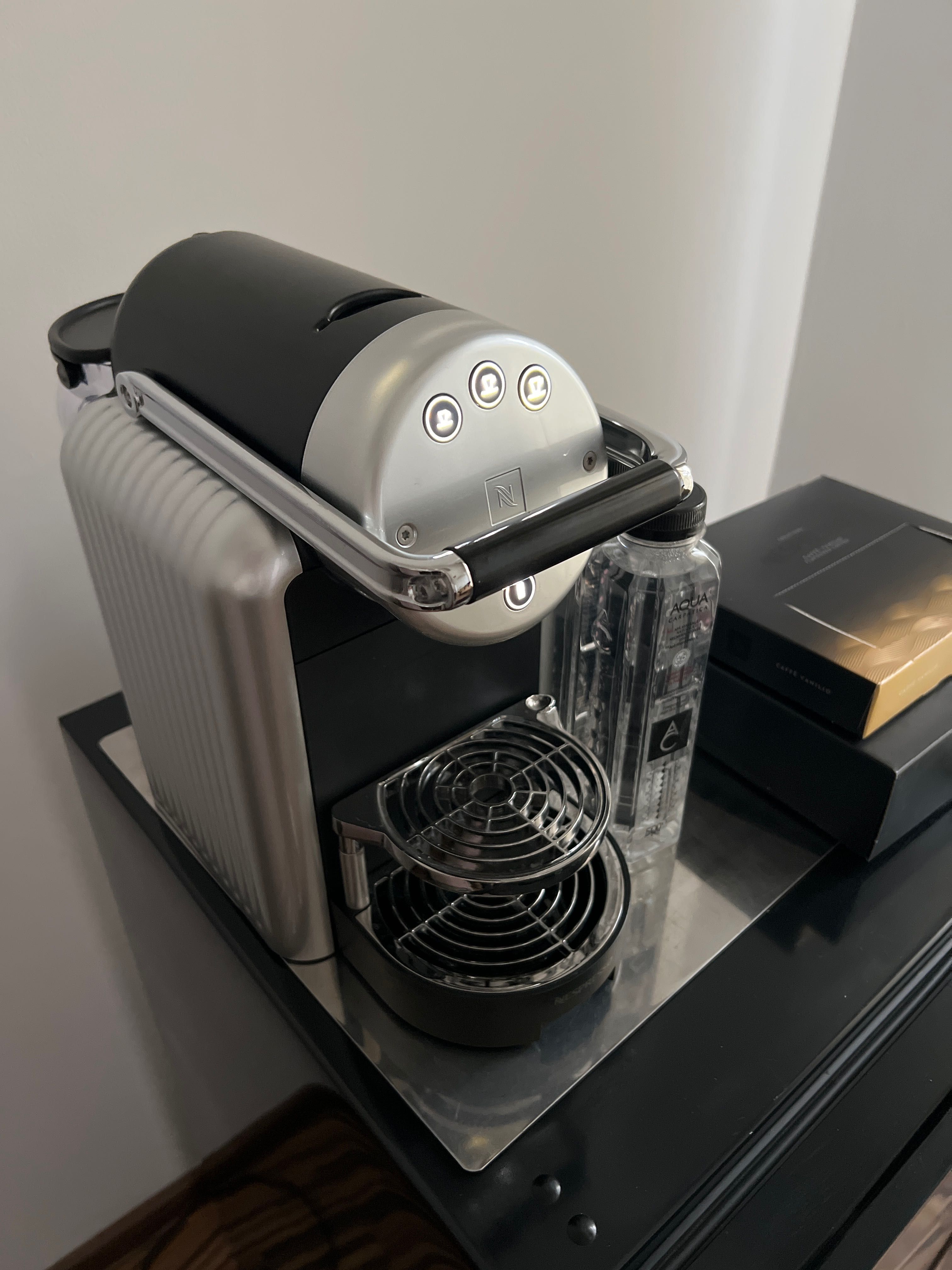 Expresor Nespresso si frigider darwoo clasa A+ pentru birou
