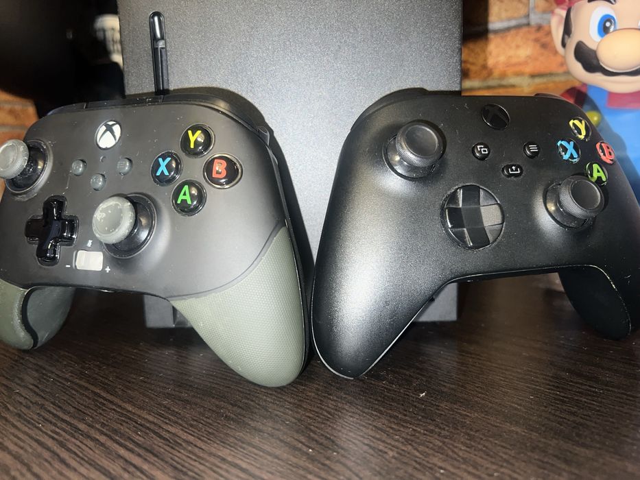 Xbox Series X 1TB cu 2 Controllere