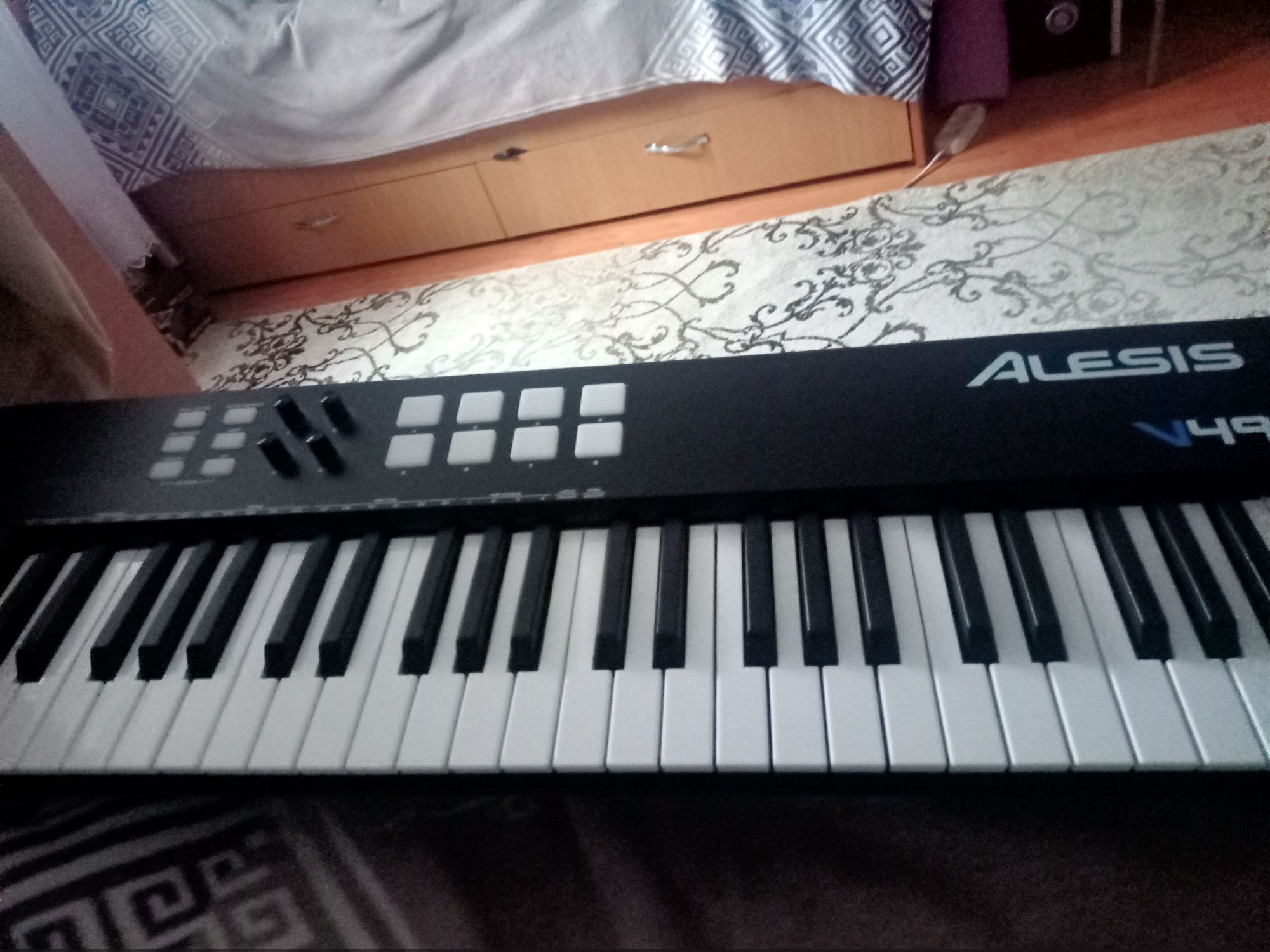 Alesis V49 MIDI клавиатура