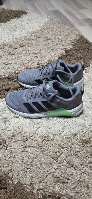 Vand incaltaminte pentru sala marca Adidas