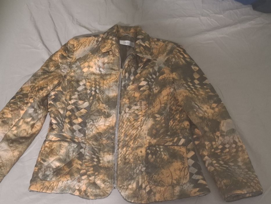 Продават се дамски якета