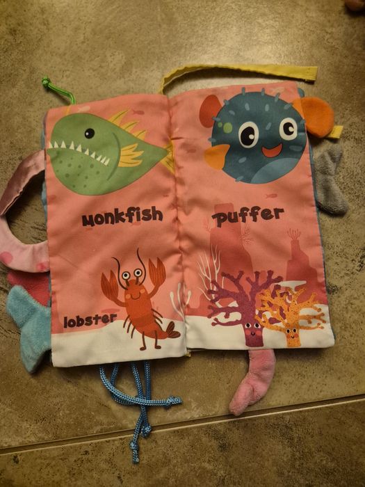 Carte senzoriala fosnitoare pentru bebelusi, cu animalute colorate