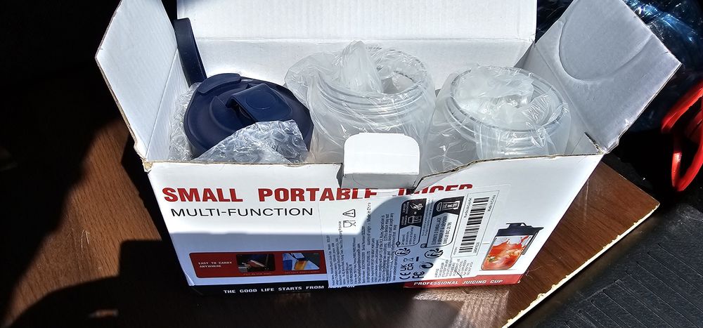 Blender Storcator de fructe portabil Nou in Cutie set 2 pahare si blen